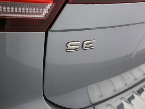 Used 2022 Volkswagen Tiguan SE image 11