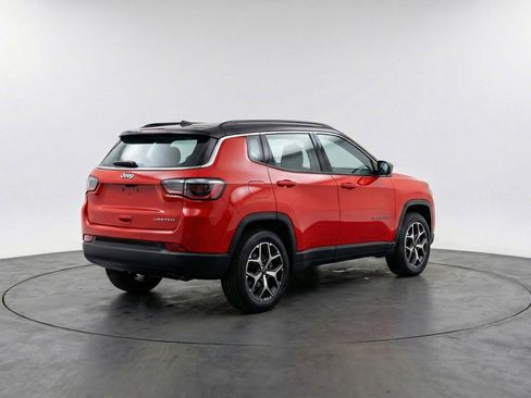 Used 2025 Jeep Compass Limited image 9