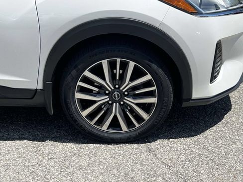 Used 2024 Nissan Kicks SV w/ Interior Electronics Package FWD image 8
