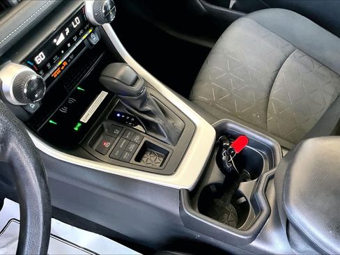Used 2021 Toyota RAV4 XLE AWD/4WD image 16