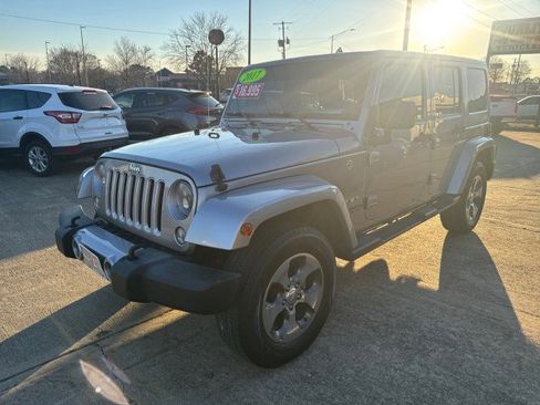 Used 2017 Jeep Wrangler Unlimited Sahara image 5