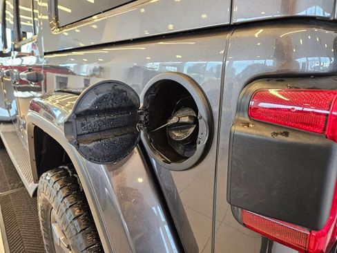 Used 2018 Jeep Wrangler Unlimited Sahara image 32