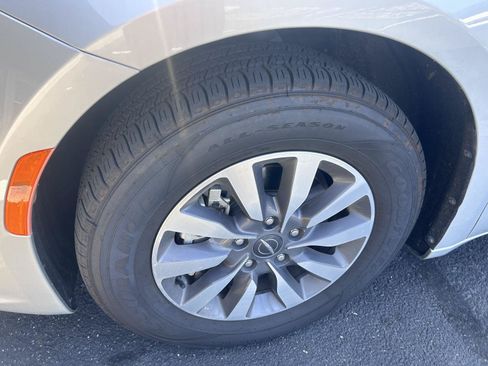 Used 2024 Chrysler Pacifica Limited FWD image 8