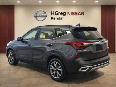 Used 2021 Kia Seltos S FWD image 2