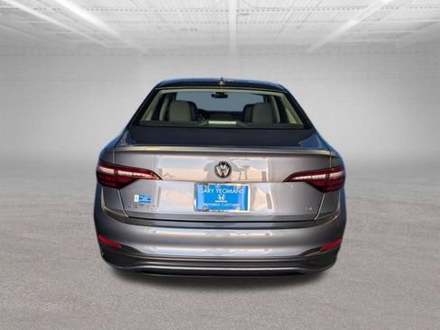 Used 2024 Volkswagen Jetta SE FWD image 9