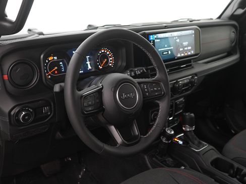 Used 2025 Jeep Wrangler Unlimited Rubicon w/ Dual Top Group AWD/4WD image 19