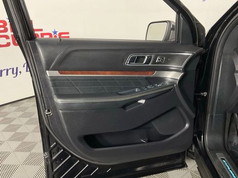 Used 2018 Ford Explorer Platinum image 12