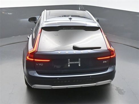 Certified 2025 Volvo V90 B6 Cross Country Plus image 47