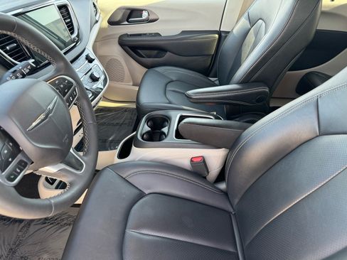 Used 2024 Chrysler Pacifica Touring-L image 20