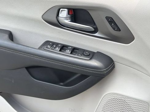 Used 2023 Chrysler Pacifica Touring-L FWD image 30