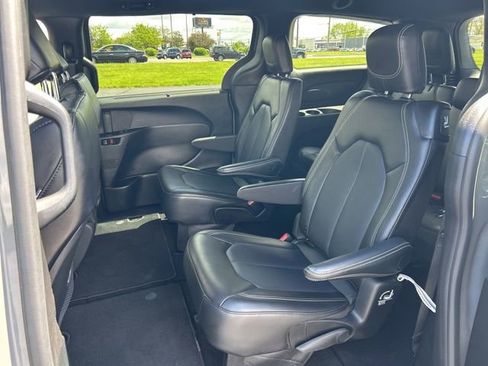 Used 2025 Chrysler Pacifica Select FWD image 30