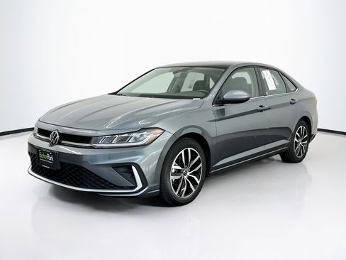Used 2025 Volkswagen Jetta SE FWD image 3