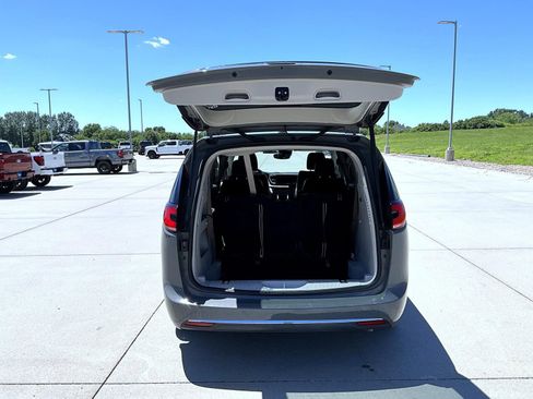Used 2022 Chrysler Pacifica Touring-L FWD image 22
