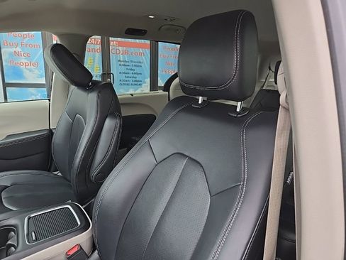Used 2024 Chrysler Pacifica Touring-L image 32