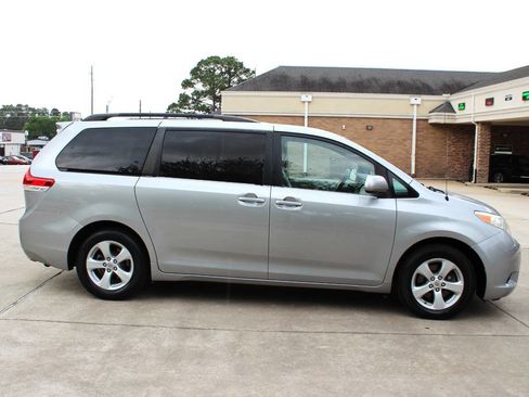 Used 2012 Toyota Sienna LE image 1