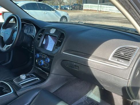 Used 2017 Chrysler 300 Limited image 20