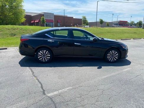 Used 2024 Nissan Altima 2.5 SV FWD image 8