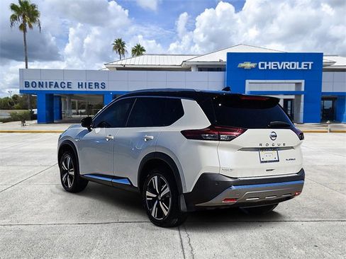 Used 2021 Nissan Rogue Platinum image 3