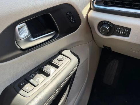 Used 2020 Chrysler Pacifica Limited FWD image 31