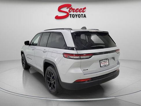 Used 2024 Jeep Grand Cherokee Altitude image 2