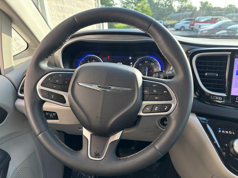 Used 2023 Chrysler Pacifica Touring-L FWD image 16