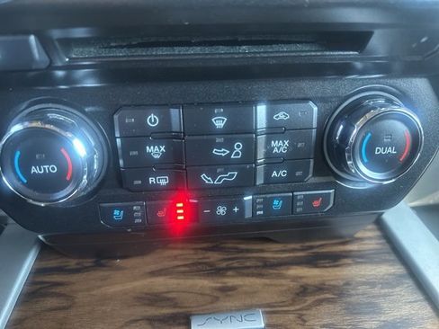 Used 2018 Ford F150 Lariat image 32