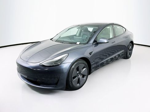 Used 2023 Tesla Model 3 Standard Range image 3