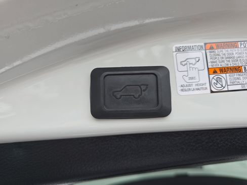 Used 2016 Toyota RAV4 XLE w/ Convenience Package FWD image 11