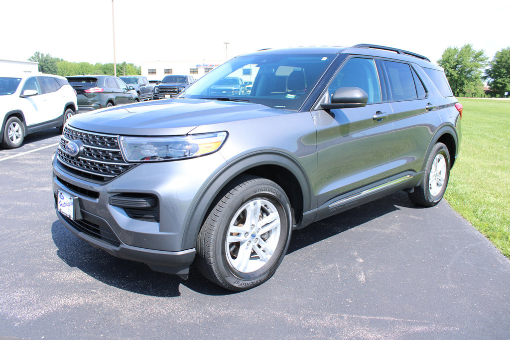 Used 2024 Ford Explorer XLT AWD/4WD image 3