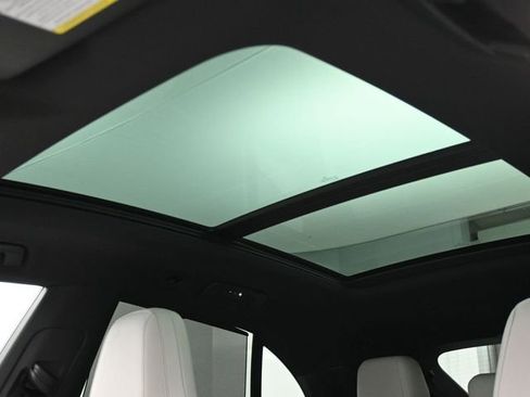 Certified 2025 Porsche Macan Electric RWD image 13