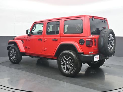 Used 2025 Jeep Wrangler Unlimited Sahara AWD/4WD image 4