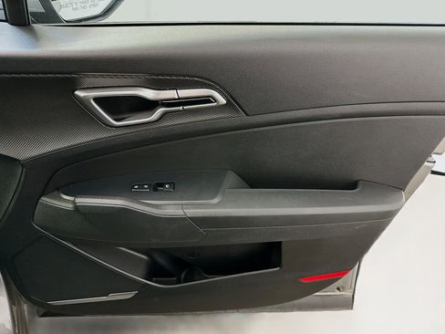Used 2025 Kia Sportage LX image 32