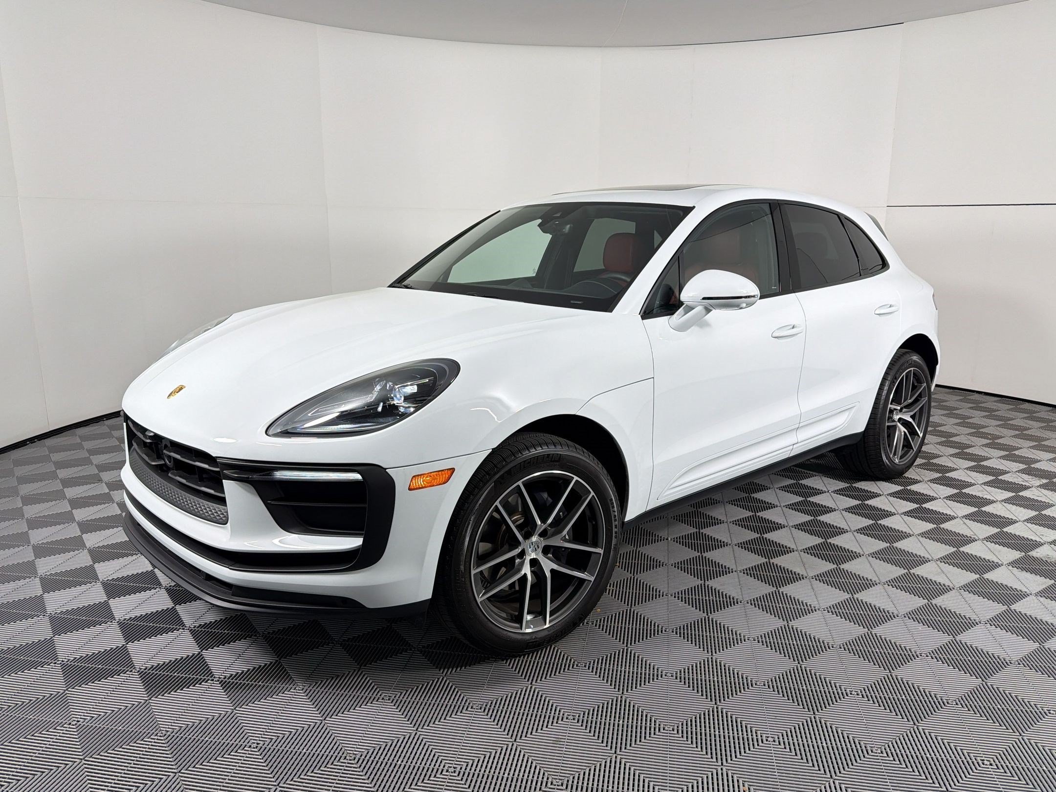 Used 2026 Porsche Macan AWD/4WD image 1