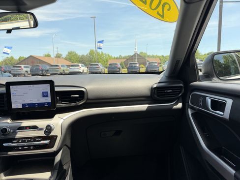 Used 2022 Ford Explorer XLT AWD/4WD image 25