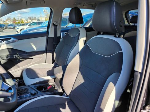 New 2026 Volkswagen Taos SE image 9