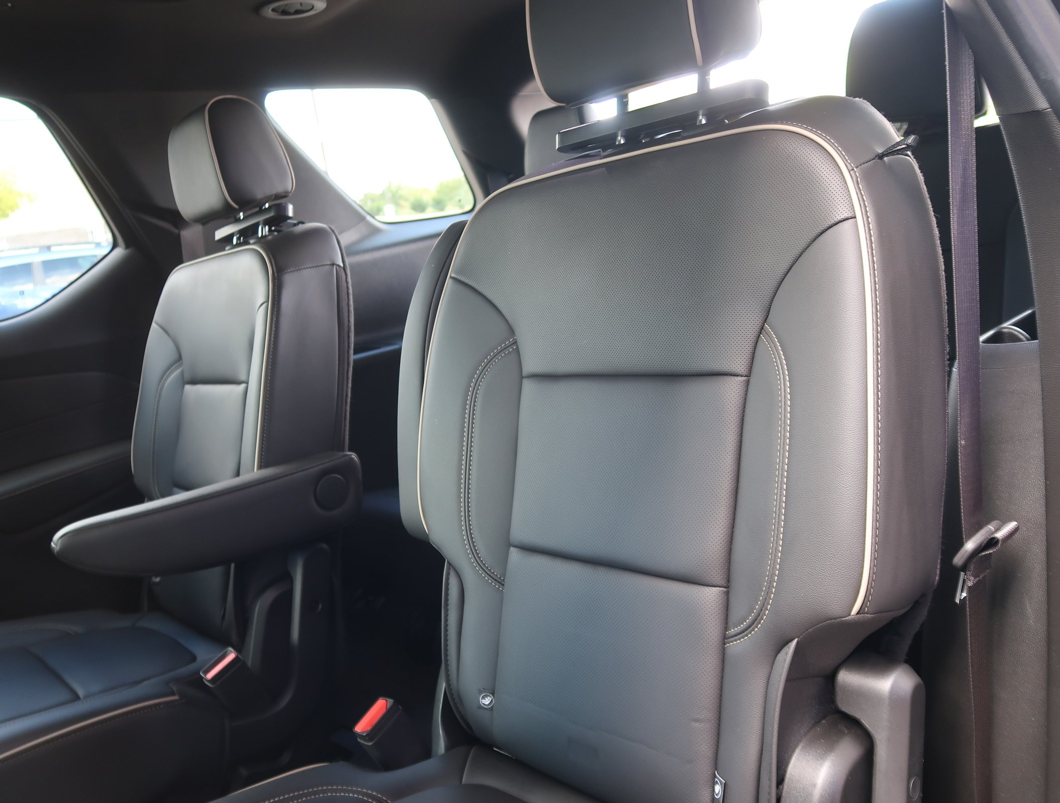 Used 2023 Chevrolet Traverse Premier w/ LPO, Cargo Package FWD image 33