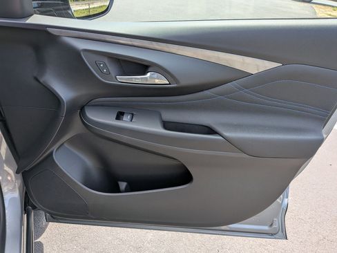 Used 2025 Buick Envista Sport Touring image 32