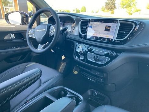 New 2026 Chrysler Pacifica Select image 6