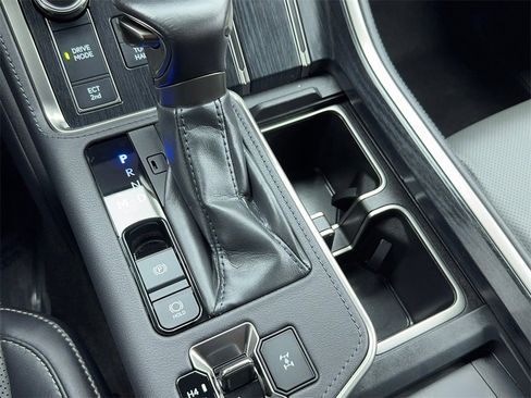 Used 2024 Lexus GX 550 image 32