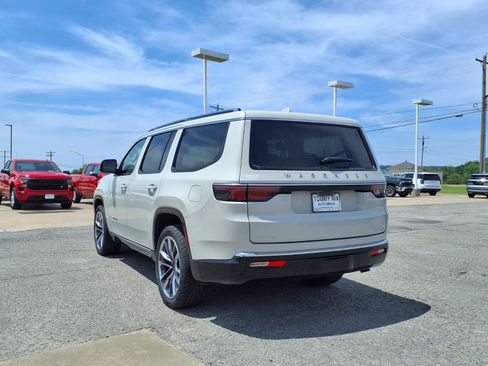 Used 2022 Jeep Wagoneer Series III w/ Premium Group I AWD/4WD image 2
