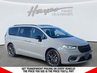 Used 2025 Chrysler Pacifica Limited FWD video 1