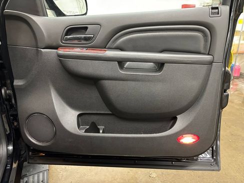 Used 2014 Cadillac Escalade Premium image 16