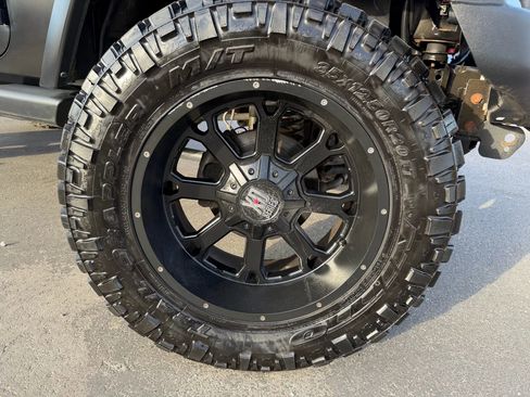 Used 2017 Jeep Wrangler Unlimited Sahara image 36