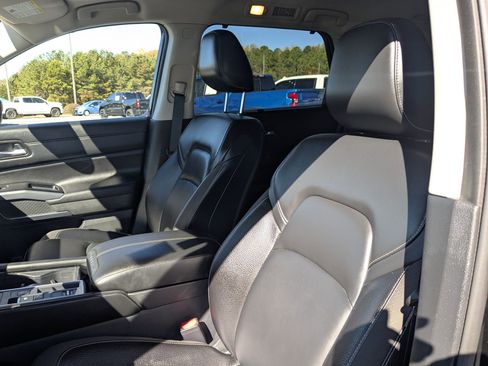 Used 2025 Nissan Pathfinder SL image 14