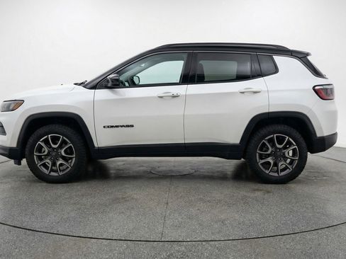 Used 2025 Jeep Compass Trailhawk image 4