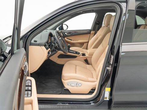 Certified 2025 Porsche Macan image 17