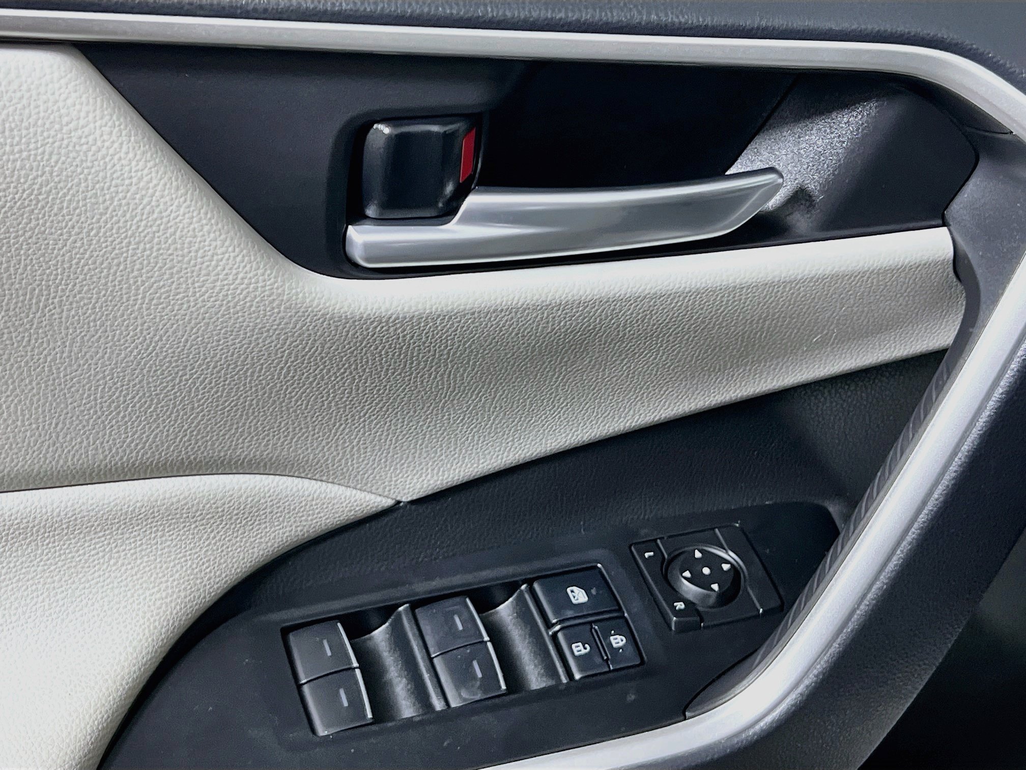 Used 2025 Toyota RAV4 XLE w/ Convenience Package FWD image 16