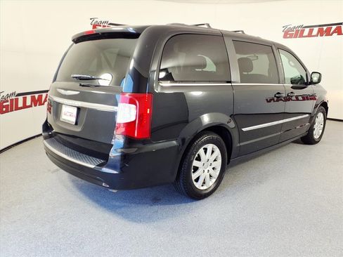 Used 2014 Chrysler Town & Country Touring image 10