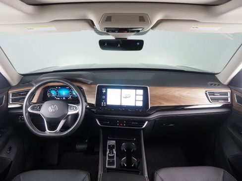 Used 2025 Volkswagen Atlas SE w/ Panoramic Sunroof Package FWD image 3