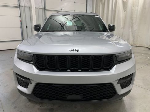 Used 2025 Jeep Grand Cherokee Altitude AWD/4WD image 28
